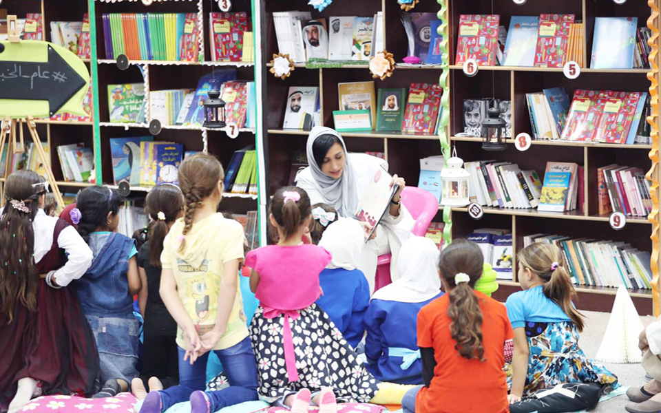 مؤسسة كلمات بالشارقة توزع ألف كتاب للأطفال في مخيم للاجئين
