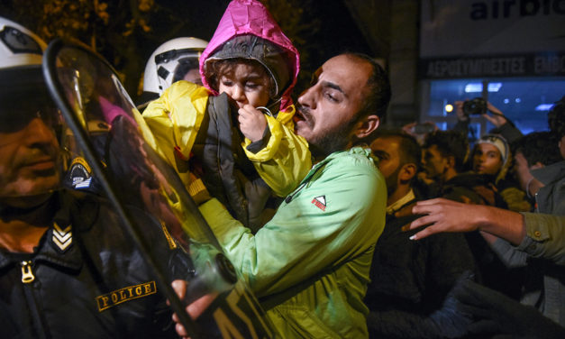 أدباء أمريكيون يصدرون بياناً يندد بفصل الأطفال عن عائلاتهم