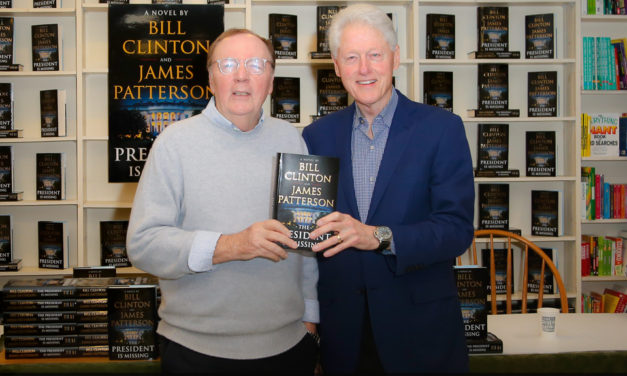المؤلف الأكثر مبيعاً جيمس باترسون يواصل العطاء