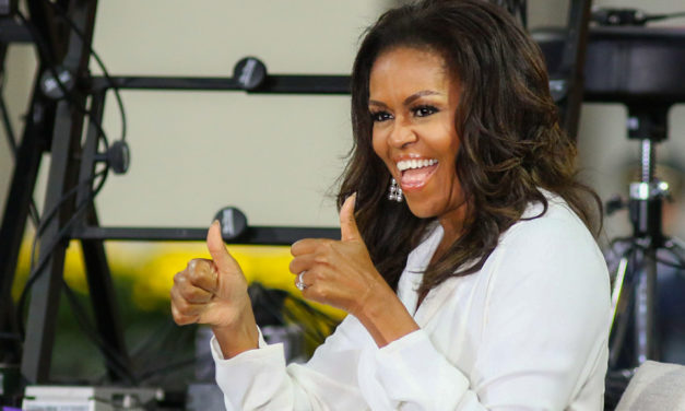 الكتب السياسية الأمريكية تهيمن على قائمة الكتب الأكثر مبيعاً