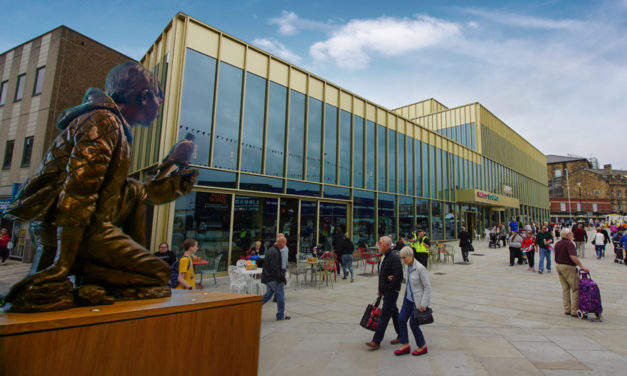 Statue links UK library with Arab World