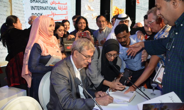 Orhan Pamuk mobbed by eager fans